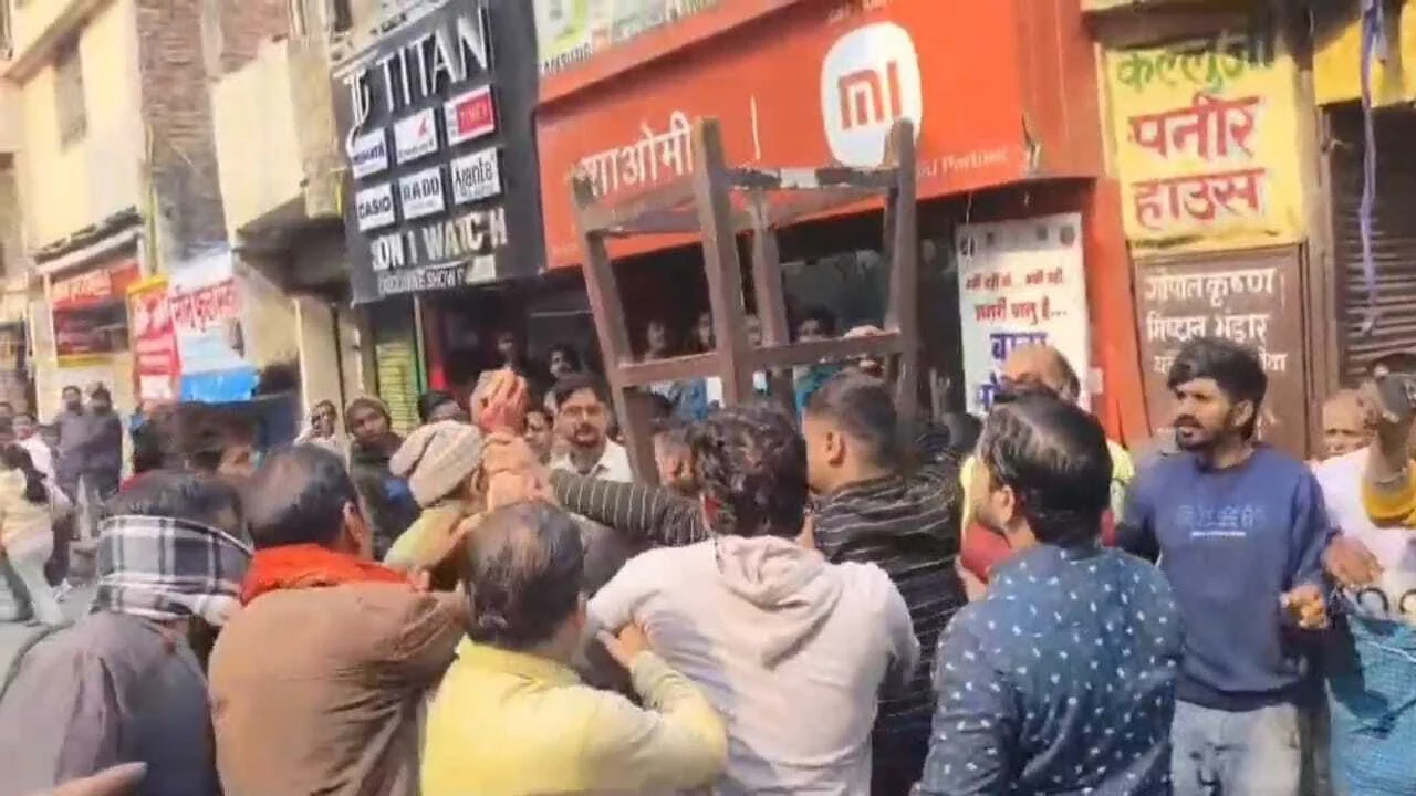 बिहार शरीफ भरावपर खंदक मोड़ तक अतिक्रमण हटाने का अल्टीमेटम, नगर निगम की कड़ी कार्रवाई से दहशत, अतिक्रमण हटाने पर हुई झड़प दुकानदार घायल 2