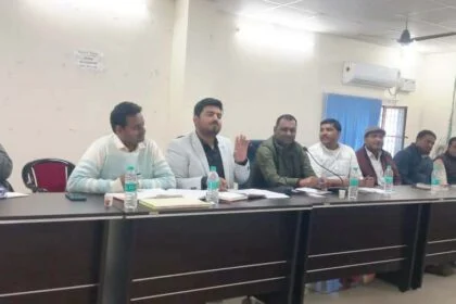 बछवाड़ा प्रखंड कार्यालय में पंसस की बैठक, अनुपस्थित अधिकारियों पर कार्रवाई की अनुशंशा, सेविका बहाली और राशन कार्ड में धांधली का मुद्दा हावी 30