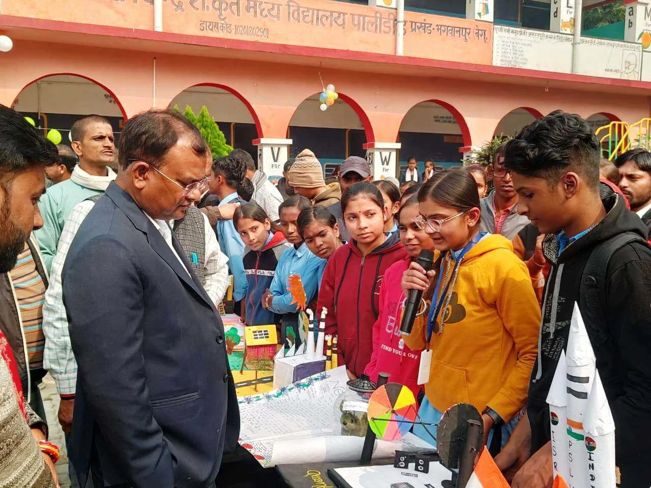 भगवानपुर प्रखंड के मिडिल स्कूल पालीडीह में राष्ट्रीय आविष्कार अभियान: विज्ञान प्रदर्शनी और क्विज प्रतियोगिता का आयोजन 3