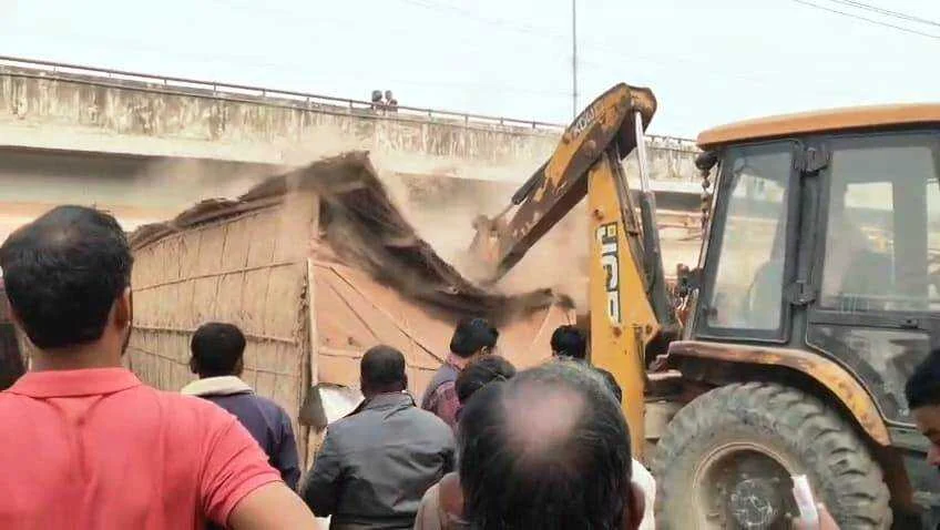बेगूसराय शहर में बुलडोजर कार्रवाई जारी: NH-31 के बाद मुख्य शहर में अतिक्रमण पर एक्शन 1
