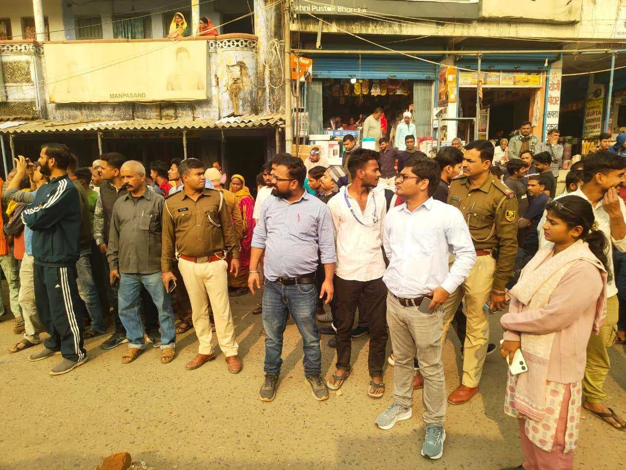 बीहट बाजार में बुलडोजर कार्रवाई पर दो दिन की रोक: पूर्व विधायक के हस्तक्षेप के बाद सीमांकन का निर्णय 3