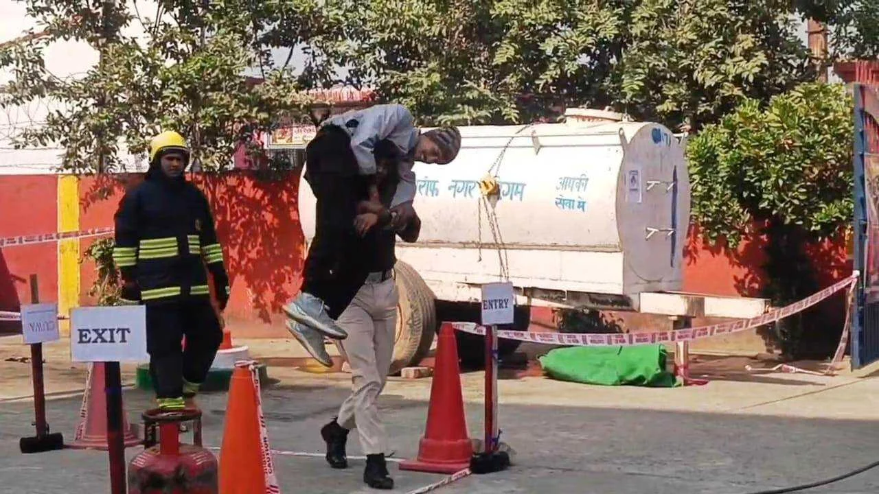 बिहार शरीफ में आपदा प्रबंधन को लेकर फायर ऑफिस में मॉक ड्रिल, एनडीआरएफ-एसडीआरएफ ने दिखाया दम 2