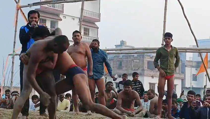 खगड़िया केसरी नंदन व्यायाम शाला द्वारा 137वें गोपाष्टमी मेले में 'विराट महा दंगल' का आयोजन 3