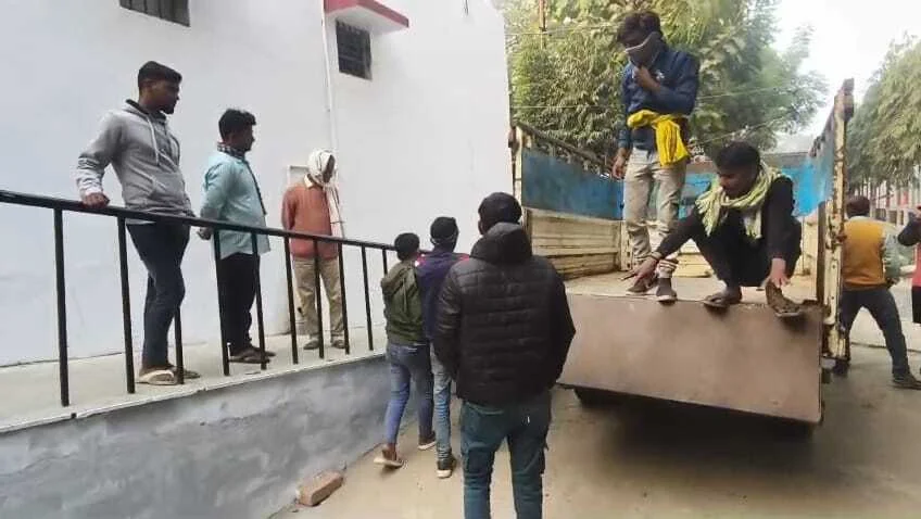 बेगूसराय में ईंट से लदी ट्रैक्टर के चपेट में आने से बाइक सवार घायल युवक की इलाज के दौरान हुई मौत,परिजनों में मचा कोहराम 1