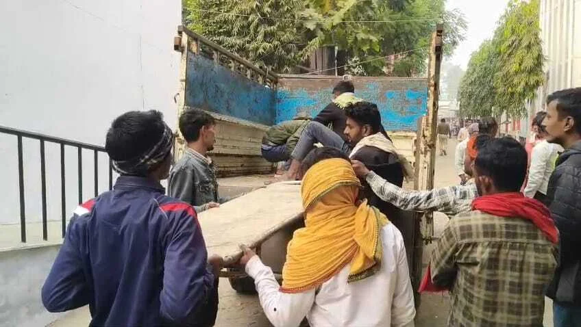 बेगूसराय में ईंट से लदी ट्रैक्टर के चपेट में आने से बाइक सवार घायल युवक की इलाज के दौरान हुई मौत,परिजनों में मचा कोहराम 2