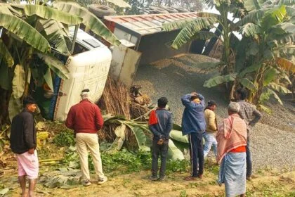 बछवाड़ा एनएच 122 बी सड़क पर गिट्टी लदा ट्रक 10 फीट गहरे गड्ढे में पलटा; चालक-खलासी बालबाल बचे 29