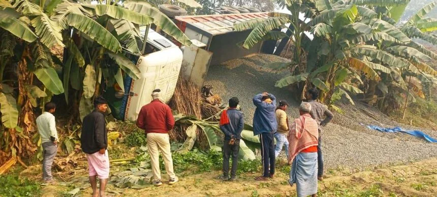बछवाड़ा एनएच 122 बी सड़क पर गिट्टी लदा ट्रक 10 फीट गहरे गड्ढे में पलटा; चालक-खलासी बालबाल बचे 1