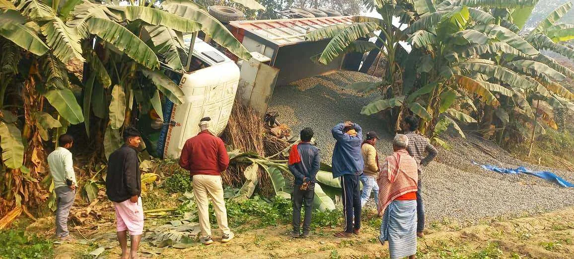 बछवाड़ा एनएच 122 बी सड़क पर गिट्टी लदा ट्रक 10 फीट गहरे गड्ढे में पलटा; चालक-खलासी बालबाल बचे 2