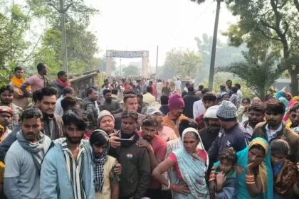 बेगूसराय में रंगदारी नहीं देने पर बेख़ौफ़ अपराधियों ने दिनदहाड़े एक कपड़ा कारोबारी की गोली मारकर हत्या कर दी, आक्रोशित लोगों ने किया सड़क जाम 55