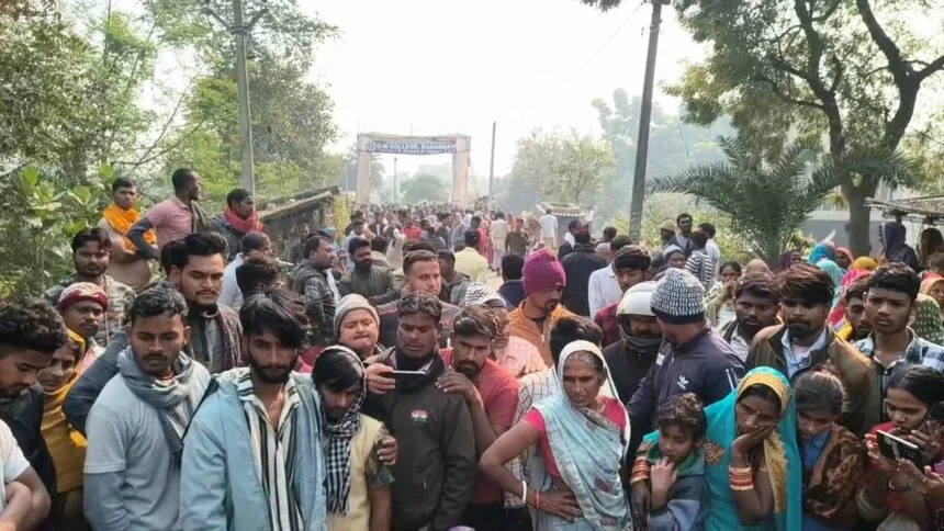 बेगूसराय में रंगदारी नहीं देने पर बेख़ौफ़ अपराधियों ने दिनदहाड़े एक कपड़ा कारोबारी की गोली मारकर हत्या कर दी, आक्रोशित लोगों ने किया सड़क जाम 1