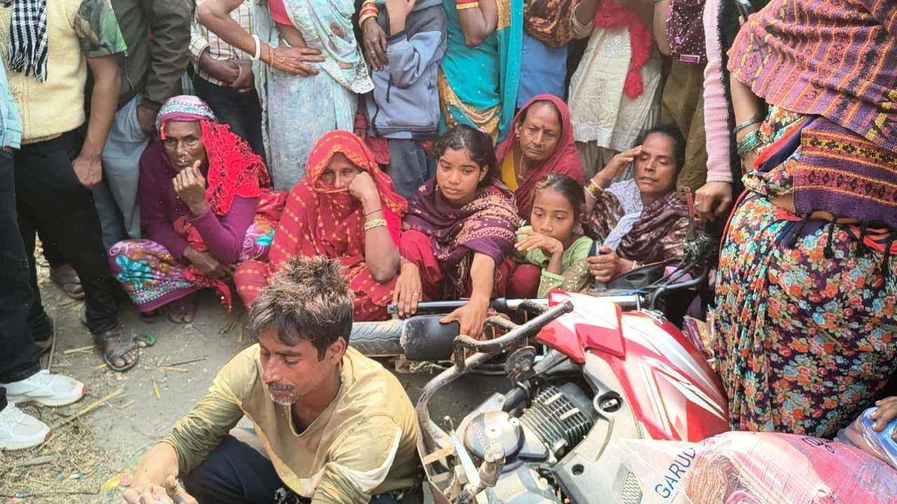 बेगूसराय में रंगदारी नहीं देने पर बेख़ौफ़ अपराधियों ने दिनदहाड़े एक कपड़ा कारोबारी की गोली मारकर हत्या कर दी, आक्रोशित लोगों ने किया सड़क जाम 2