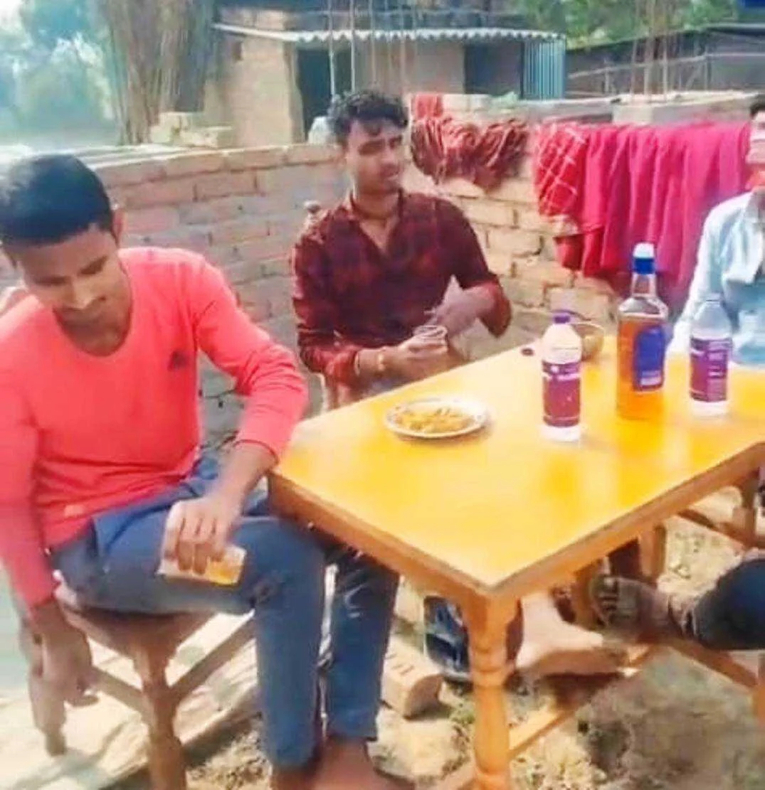 समस्तीपुर: उजियारपुर पुलिस की नाक के नीचे 'मयखाना',  थाने से चंद दूरी पर छलका जाम, वीडियो वायरल होते ही विभाग में हड़कंप 2