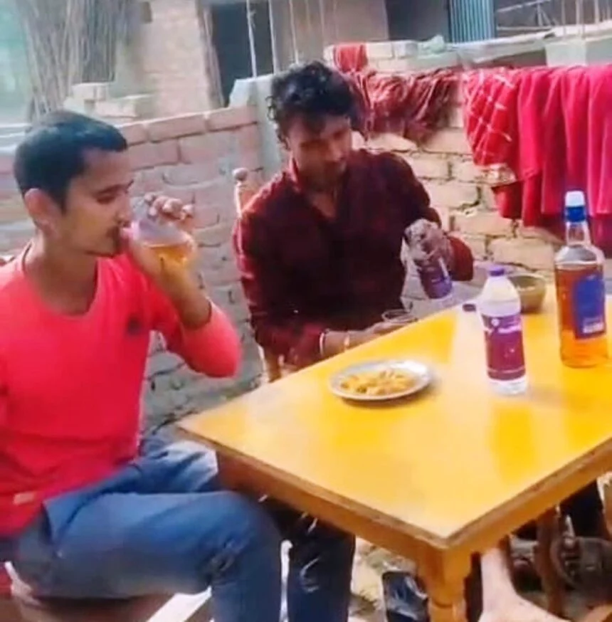 समस्तीपुर: उजियारपुर पुलिस की नाक के नीचे 'मयखाना',  थाने से चंद दूरी पर छलका जाम, वीडियो वायरल होते ही विभाग में हड़कंप 1