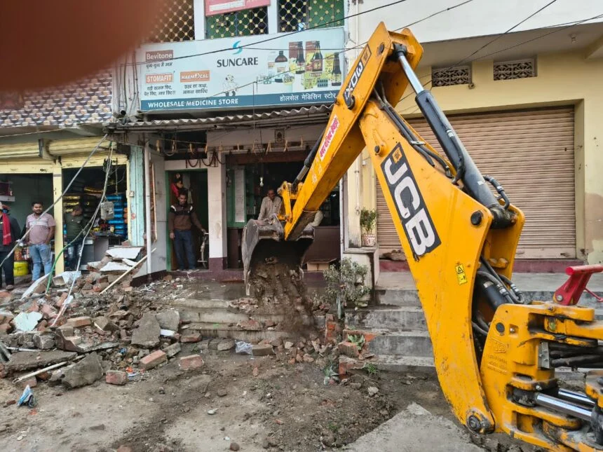 बेगूसराय के तेघरा बाजार में दूसरे दिन भी गरजा प्रशासन का बुलडोजर, सरकारी जमीन से हटाया जा रहा अतिक्रमण 1