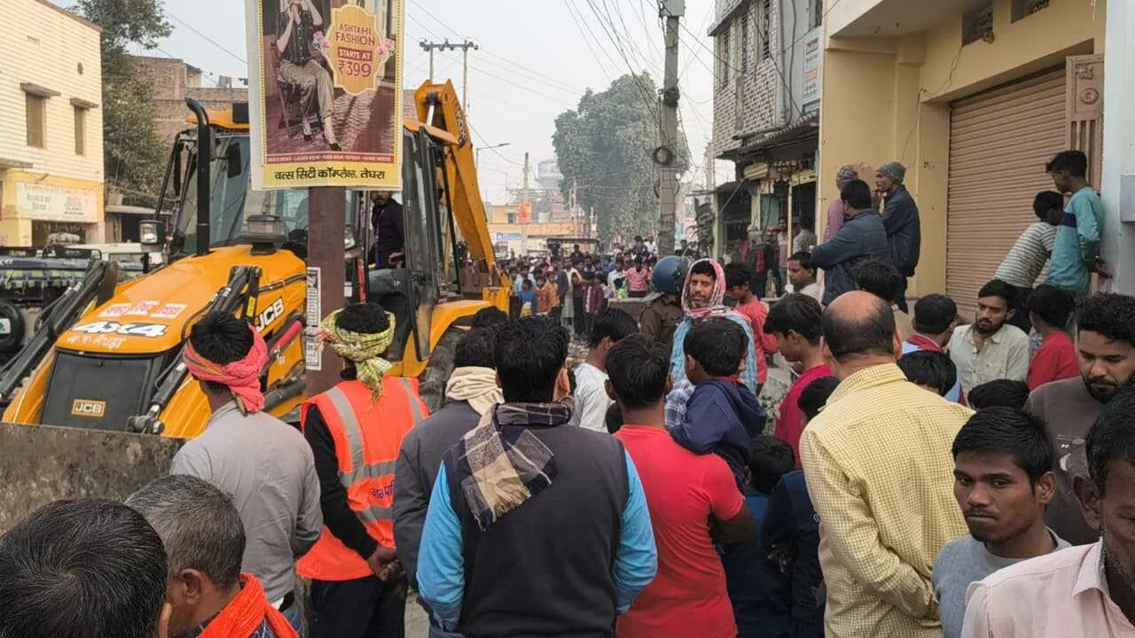 बेगूसराय के तेघरा बाजार में दूसरे दिन भी गरजा प्रशासन का बुलडोजर, सरकारी जमीन से हटाया जा रहा अतिक्रमण 2