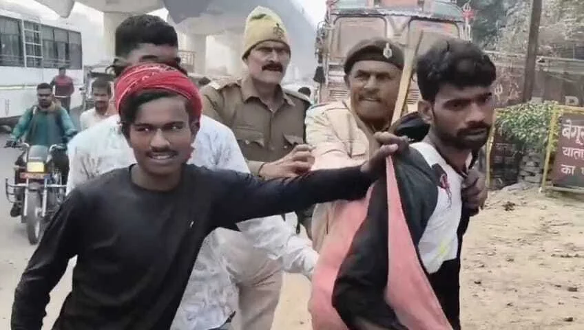 बेगूसराय में फिर दिखा भीड़ का अमानवीय चेहरा: खुद को बेकसूर बताता रहा युवक, बस स्टैंड पर पीटती रही पब्लिक; पुलिस ने छुड़ाया 2