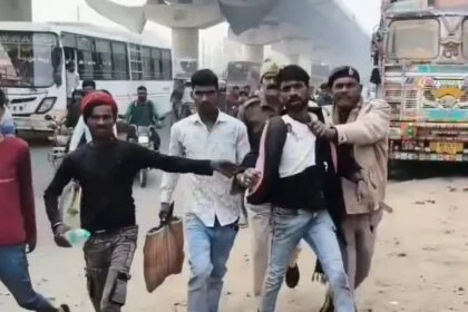 बेगूसराय में फिर दिखा भीड़ का अमानवीय चेहरा: खुद को बेकसूर बताता रहा युवक, बस स्टैंड पर पीटती रही पब्लिक; पुलिस ने छुड़ाया 53