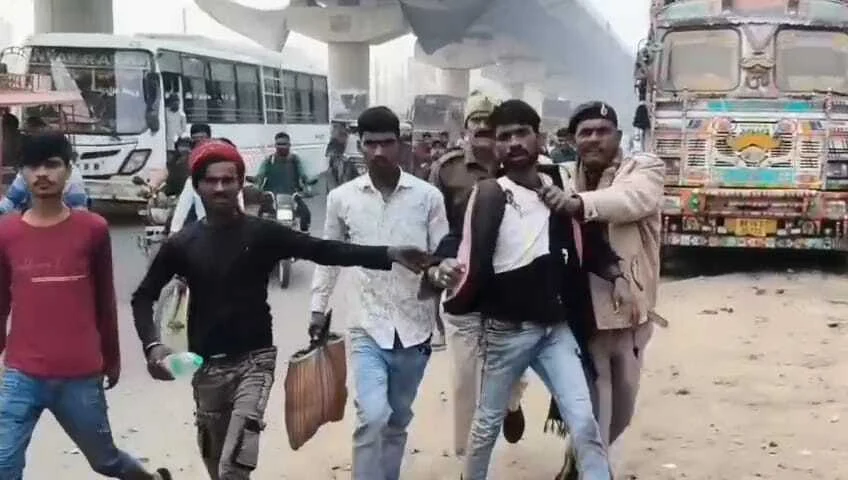 बेगूसराय में फिर दिखा भीड़ का अमानवीय चेहरा: खुद को बेकसूर बताता रहा युवक, बस स्टैंड पर पीटती रही पब्लिक; पुलिस ने छुड़ाया 1