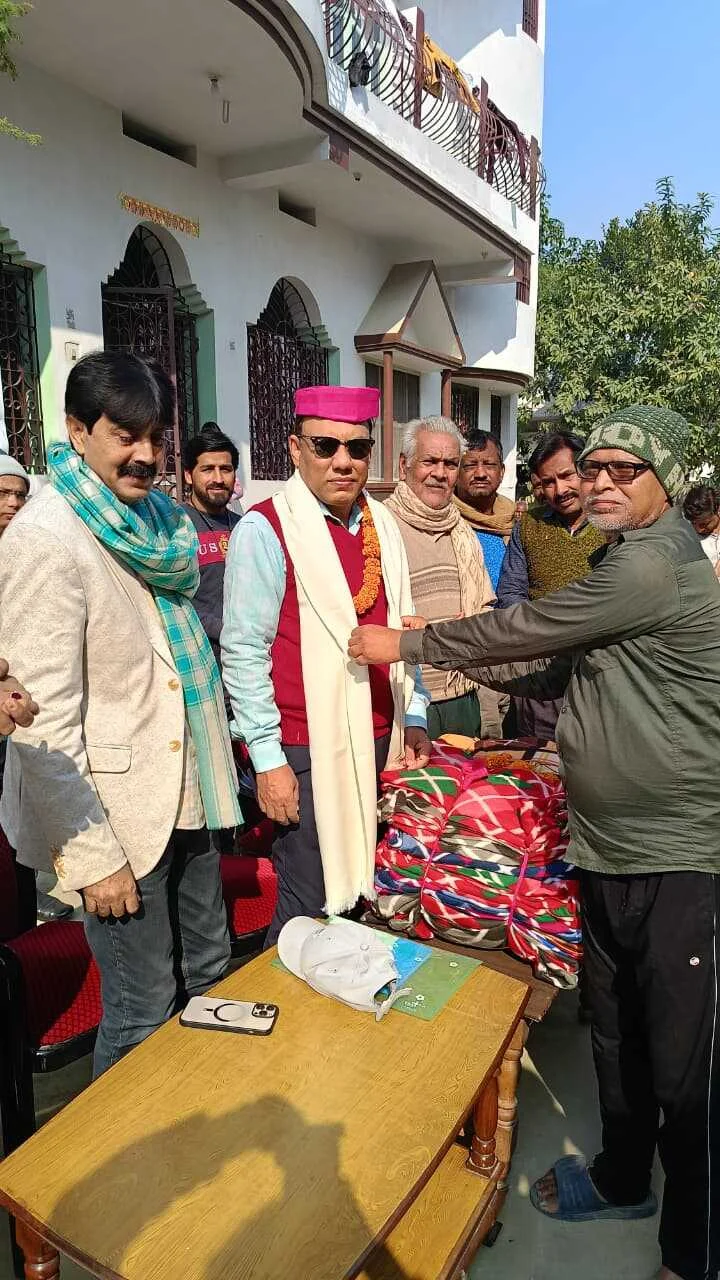 समस्तीपुर विकास मंच की पहल: 200 जरूरतमंदों के बीच किया गया कंबल वितरण, लोगों में खुशी 3