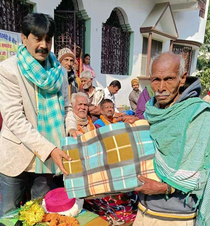 समस्तीपुर विकास मंच की पहल: 200 जरूरतमंदों के बीच किया गया कंबल वितरण, लोगों में खुशी 1