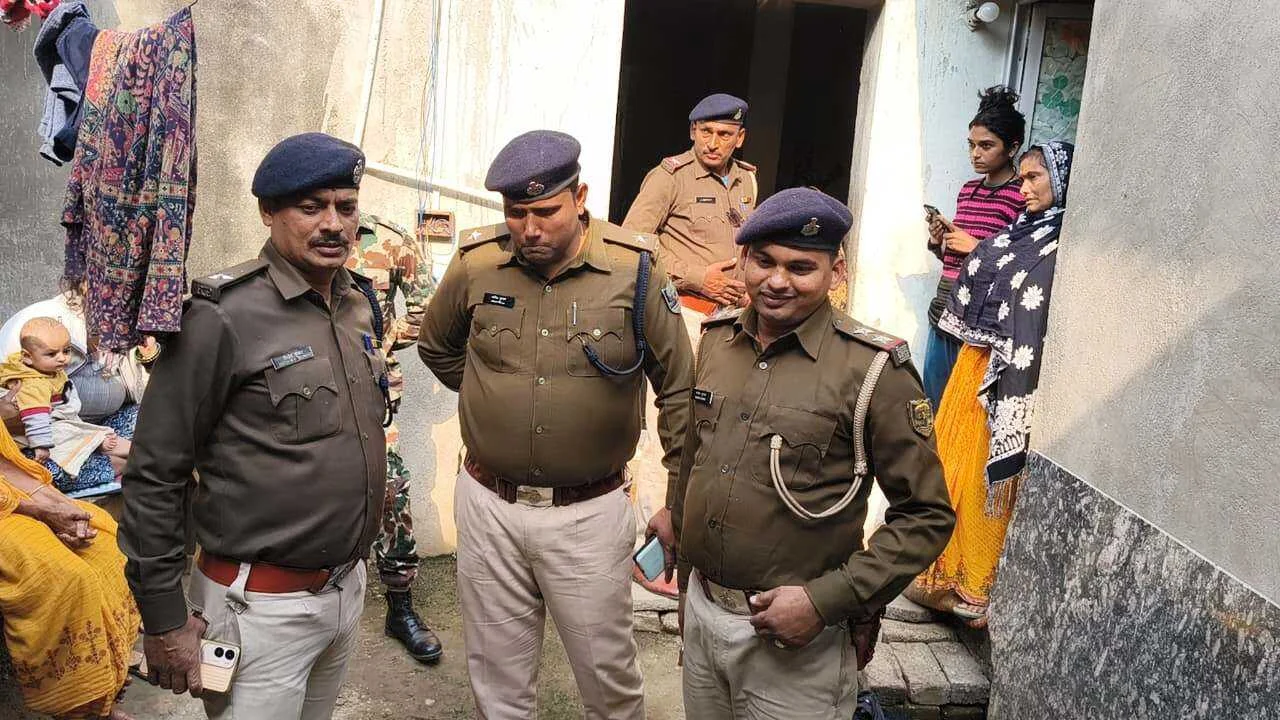 फिल्मी स्टाइल में गिरफ्तारी: घर में 25 फीट गहरा 'खुफिया तहखाना' बनाकर छुपा था 36 लाख के गबन का आरोपी 3