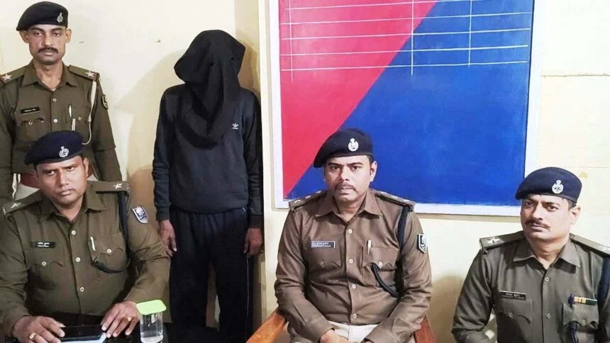 फिल्मी स्टाइल में गिरफ्तारी: घर में 25 फीट गहरा 'खुफिया तहखाना' बनाकर छुपा था 36 लाख के गबन का आरोपी 1