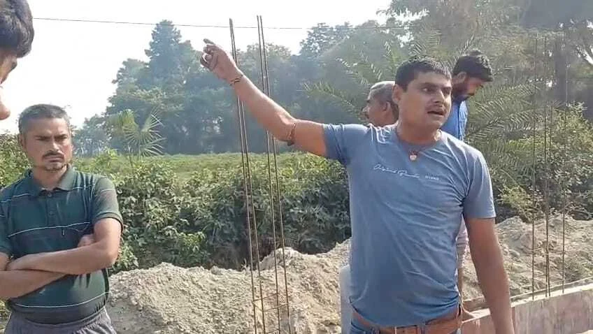 समस्तीपुर: बच्चों की जान से खिलवाड़! स्कूल बाउंड्री निर्माण में घटिया सामग्री का उपयोग, ग्रामीणों में आक्रोश 2