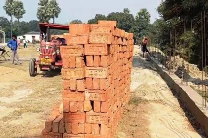 समस्तीपुर: बच्चों की जान से खिलवाड़! स्कूल बाउंड्री निर्माण में घटिया सामग्री का उपयोग, ग्रामीणों में आक्रोश 24