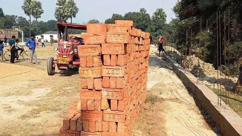 समस्तीपुर: बच्चों की जान से खिलवाड़! स्कूल बाउंड्री निर्माण में घटिया सामग्री का उपयोग, ग्रामीणों में आक्रोश 8