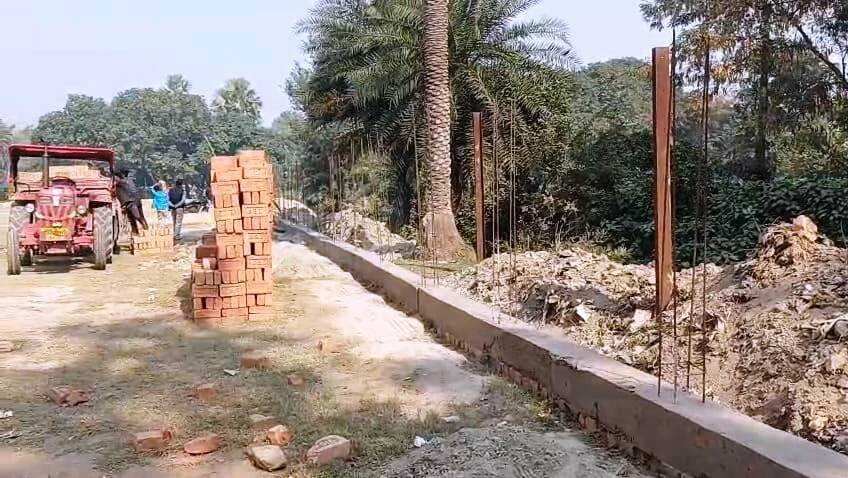 समस्तीपुर: बच्चों की जान से खिलवाड़! स्कूल बाउंड्री निर्माण में घटिया सामग्री का उपयोग, ग्रामीणों में आक्रोश 3