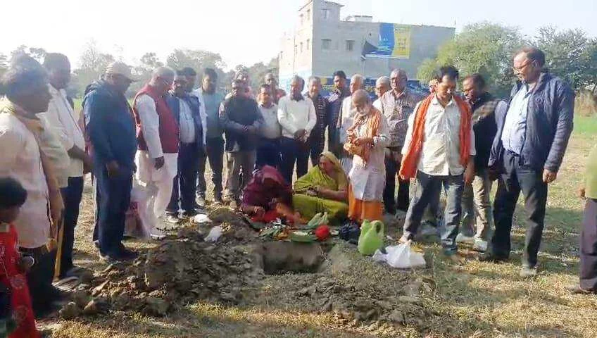 समस्तीपुर: शिक्षा के लिए महादान, दाय मुनी देवी ने दी जमीन; करियन स्कूल के नए भवन का भूमि पूजन संपन्न 3