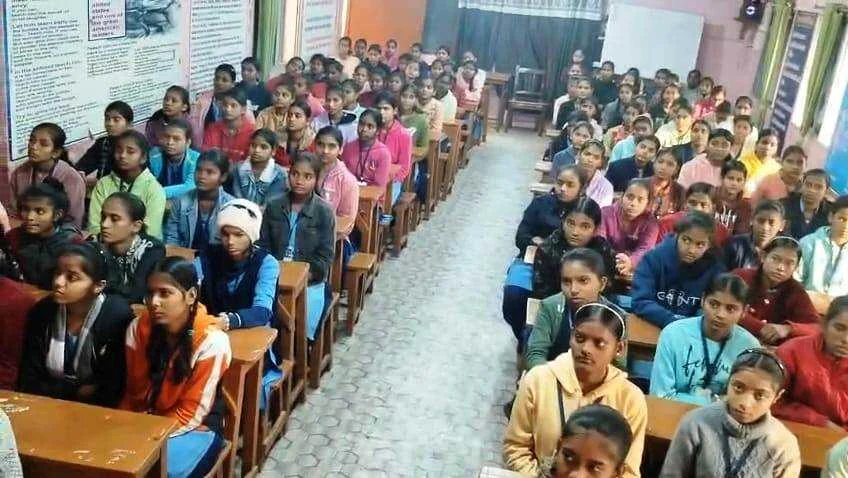 समस्तीपुर: छात्राओं को सुरक्षा, साइबर अपराध और पुलिस सहायता के बारे में रोसड़ा डीएसपी ने स्कूली छात्राओं को किया जागरूक 4