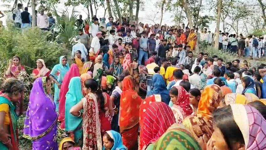 समस्तीपुर: पटोरी थाना के सीताहीया चौर में युवक का शव मिलने से सनसनी, पुलिस को हत्या की आशंका 3