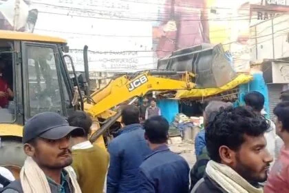 समस्तीपुर शहर में चला प्रशासन का बुलडोजर: टुनटुनिया गुमटी से मगरदही घाट तक हटाया गया अतिक्रमण 15