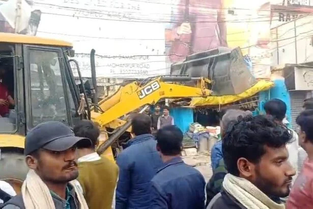 समस्तीपुर शहर में चला प्रशासन का बुलडोजर: टुनटुनिया गुमटी से मगरदही घाट तक हटाया गया अतिक्रमण 1