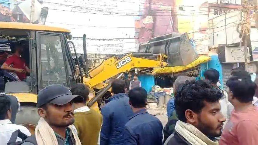 समस्तीपुर शहर में चला प्रशासन का बुलडोजर: टुनटुनिया गुमटी से मगरदही घाट तक हटाया गया अतिक्रमण 1