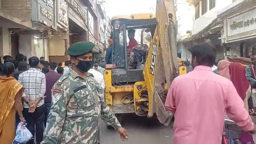 समस्तीपुर शहर में चला प्रशासन का बुलडोजर: टुनटुनिया गुमटी से मगरदही घाट तक हटाया गया अतिक्रमण 2