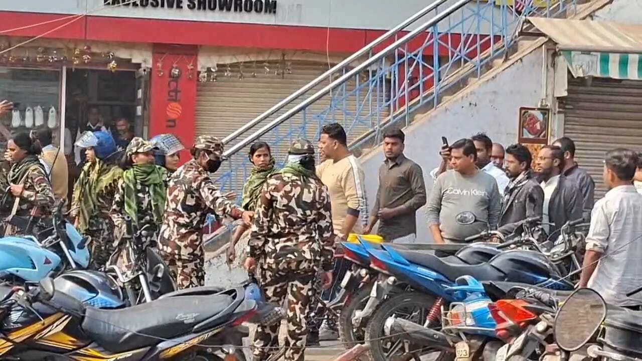 बिहार शरीफ में अतिक्रमण पर चला बुलडोजर: बुलडोजर एक्शन के दौरान हिंसक झड़प, 2 गिरफ्तार, इलाके में तनाव 3