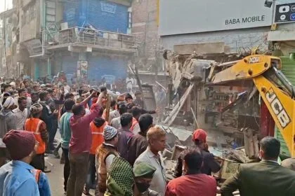 बिहार शरीफ में अतिक्रमण पर चला बुलडोजर: बुलडोजर एक्शन के दौरान हिंसक झड़प, 2 गिरफ्तार, इलाके में तनाव 27