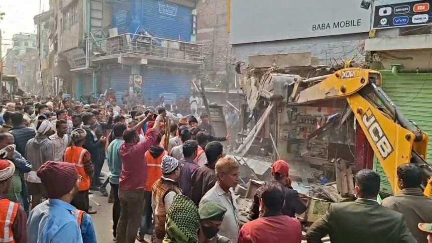 बिहार शरीफ में अतिक्रमण पर चला बुलडोजर: बुलडोजर एक्शन के दौरान हिंसक झड़प, 2 गिरफ्तार, इलाके में तनाव 1