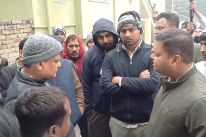 समस्तीपुर: बैंक की दबंगई, बिना OTS प्रक्रिया पूरी किए ही मकान सील करने पहुंचे अधिकारी, लोगों में नाराजगी 18