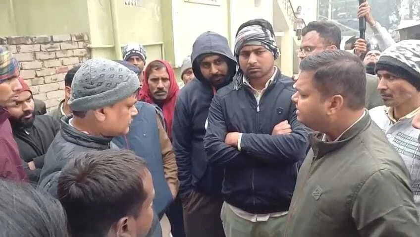 समस्तीपुर: बैंक की दबंगई, बिना OTS प्रक्रिया पूरी किए ही मकान सील करने पहुंचे अधिकारी, लोगों में नाराजगी 1