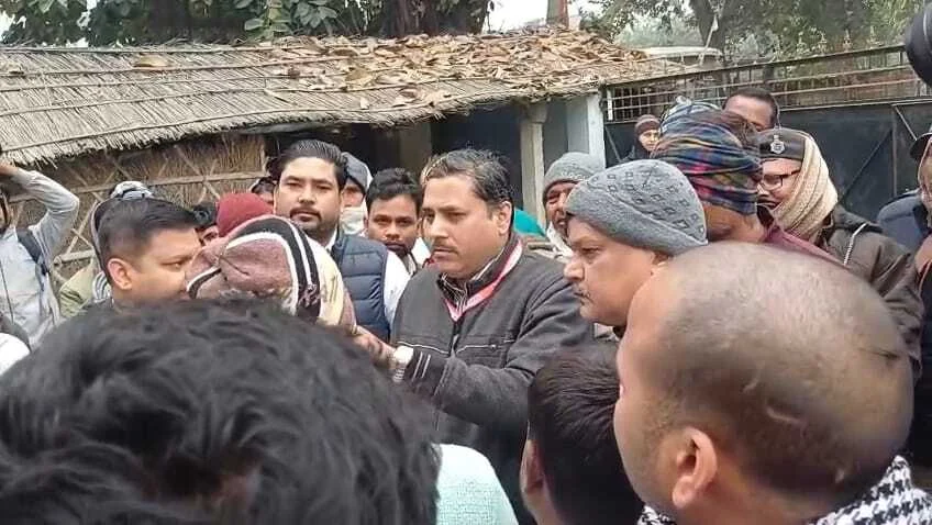 समस्तीपुर: बैंक की दबंगई, बिना OTS प्रक्रिया पूरी किए ही मकान सील करने पहुंचे अधिकारी, लोगों में नाराजगी 2