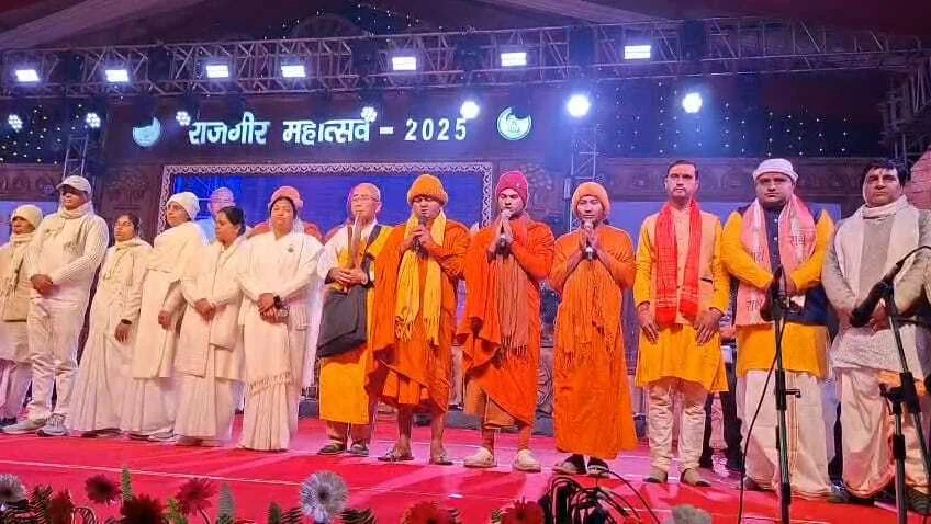 तीन दिवसीय राजगीर महोत्सव 2025 का बिहार सरकार के पर्यटन मंत्री अरुण शंकर प्रसाद ग्रामीण विकास मंत्री श्रवण कुमार ने दीप प्रज्वलित कर किया उद्घाटन 3