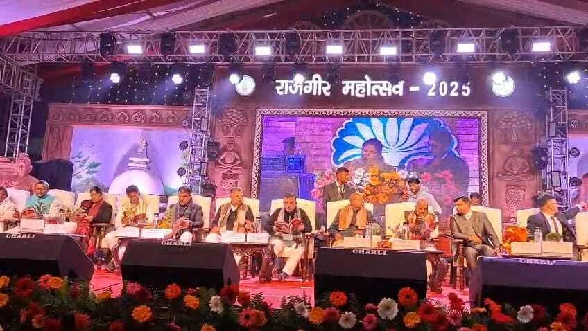 तीन दिवसीय राजगीर महोत्सव 2025 का बिहार सरकार के पर्यटन मंत्री अरुण शंकर प्रसाद ग्रामीण विकास मंत्री श्रवण कुमार ने दीप प्रज्वलित कर किया उद्घाटन 2