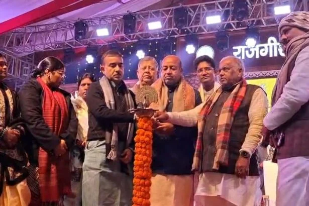 तीन दिवसीय राजगीर महोत्सव 2025 का बिहार सरकार के पर्यटन मंत्री अरुण शंकर प्रसाद ग्रामीण विकास मंत्री श्रवण कुमार ने दीप प्रज्वलित कर किया उद्घाटन 3