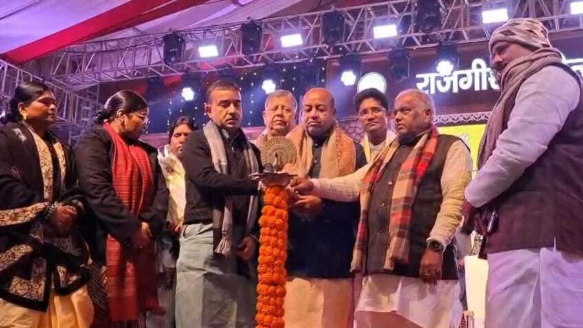 तीन दिवसीय राजगीर महोत्सव 2025 का बिहार सरकार के पर्यटन मंत्री अरुण शंकर प्रसाद ग्रामीण विकास मंत्री श्रवण कुमार ने दीप प्रज्वलित कर किया उद्घाटन 6
