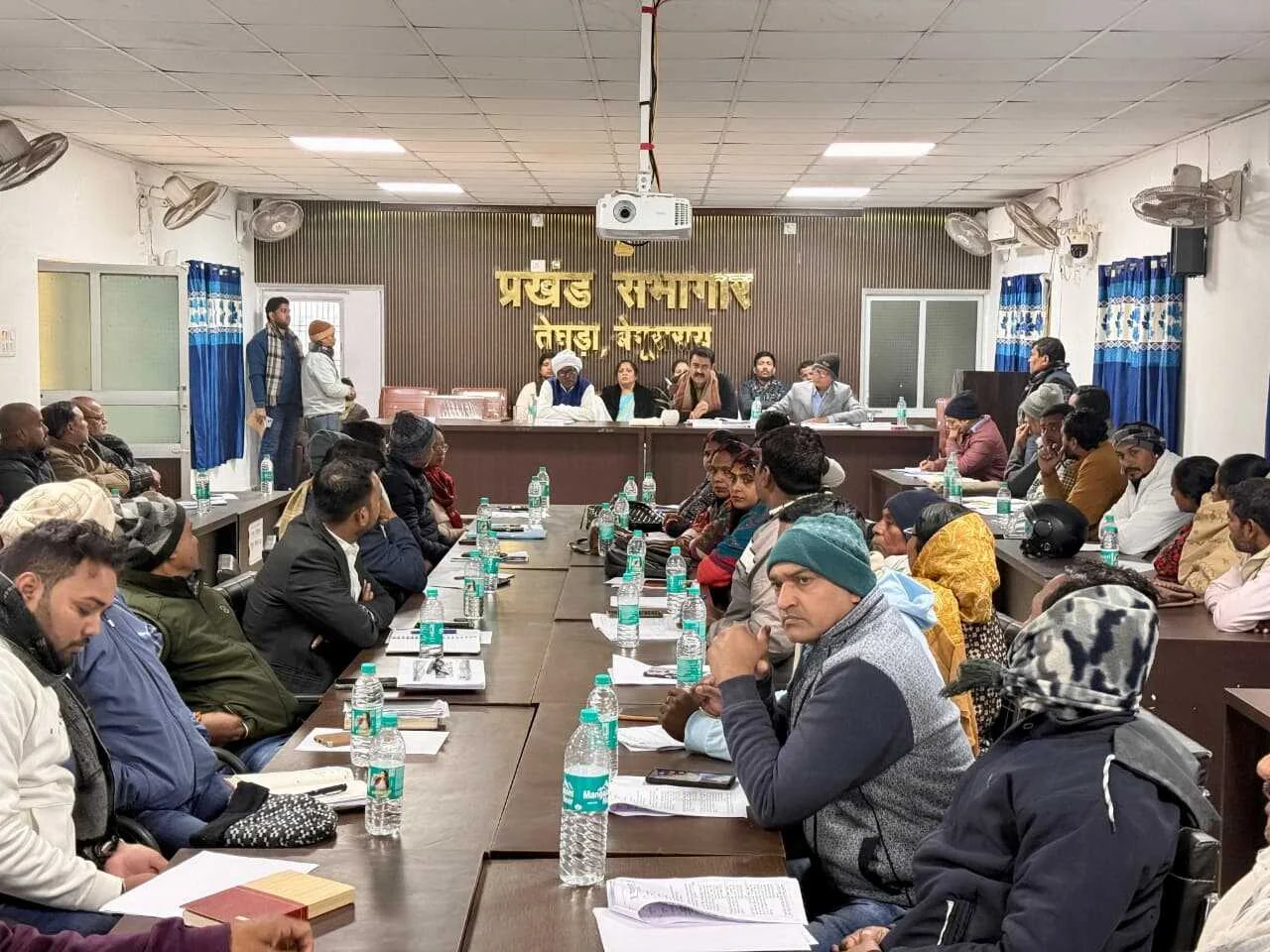 प्रखंड स्तरीय समिति की बैठक में विभागीय कार्यों की समीक्षा, अंचल अधिकारी व थाना अध्यक्ष की अनुपस्थिति पर जताई गई कड़ी नाराजगी 5