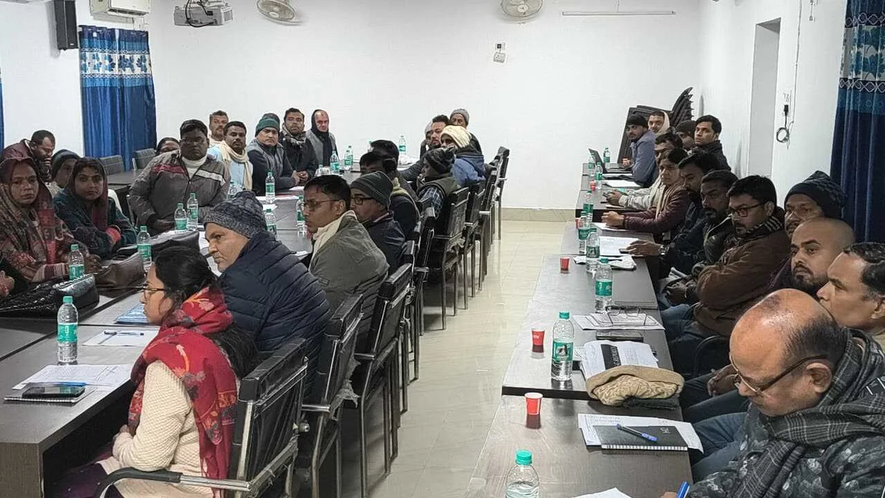 प्रखंड स्तरीय समिति की बैठक में विभागीय कार्यों की समीक्षा, अंचल अधिकारी व थाना अध्यक्ष की अनुपस्थिति पर जताई गई कड़ी नाराजगी 4