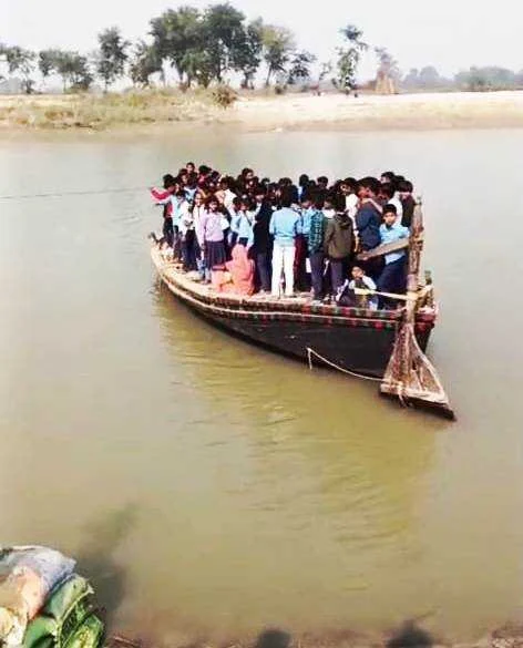 खगड़िया: कोशी नदी पार कर स्कूल जाने को मजबूर स्कूली बच्चे, नाव पर क्षमता से अधिक सवार, बड़ी दुर्घटना की आशंका 2